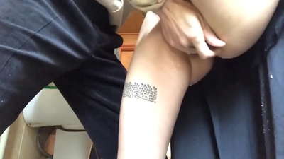 शाळेच्या बाथरूममध्ये स्क्वर्ट, एक वास्तविक फेसयुक्त भावनोत्कटता - माझ्या शिक्षकाने सर्वोत्तम प्रयत्न केले