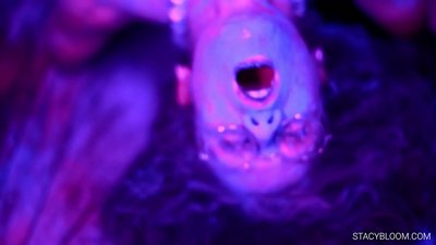 बाळ कॅमेऱ्यात हस्तमैथुन करते आणि स्वतःला कामोत्तेजित करते.